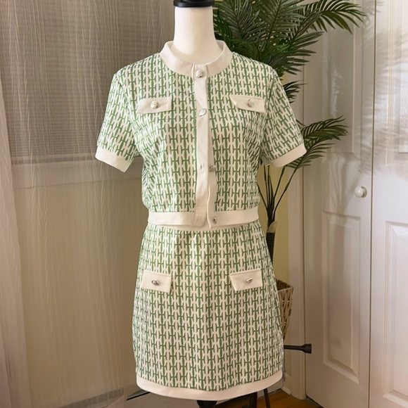 Green and white two piece set. - Picture 3 of 6